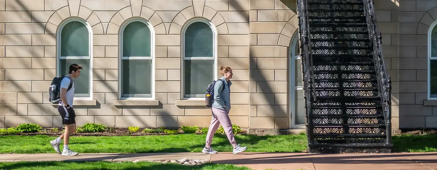 Two students walking outside of 竞技宝app下载安装 Hall